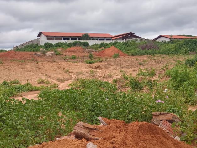 Lote com aprox. 930,96m², situado à Rua, localizado em Teixeira - PB